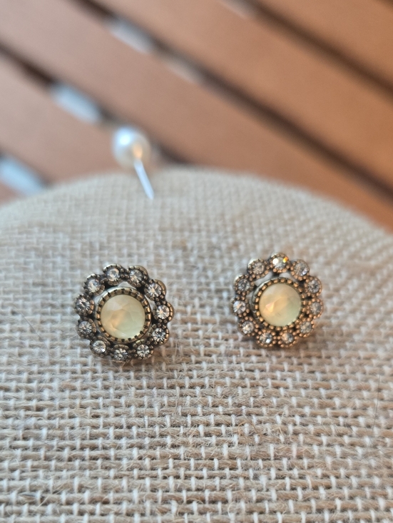 Chloe + Isabel Jewelry - Chloe + Isabel Vintage Halo Stud Earrings